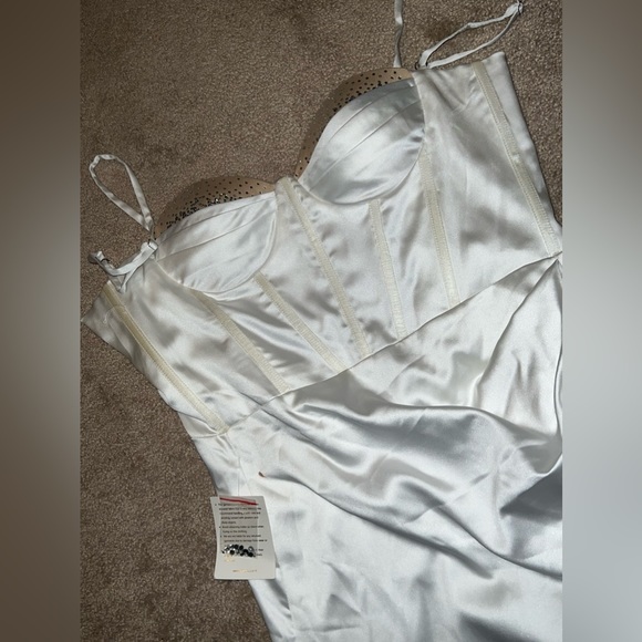 Miss Circle White Dress Size Medium - Picture 3 of 5